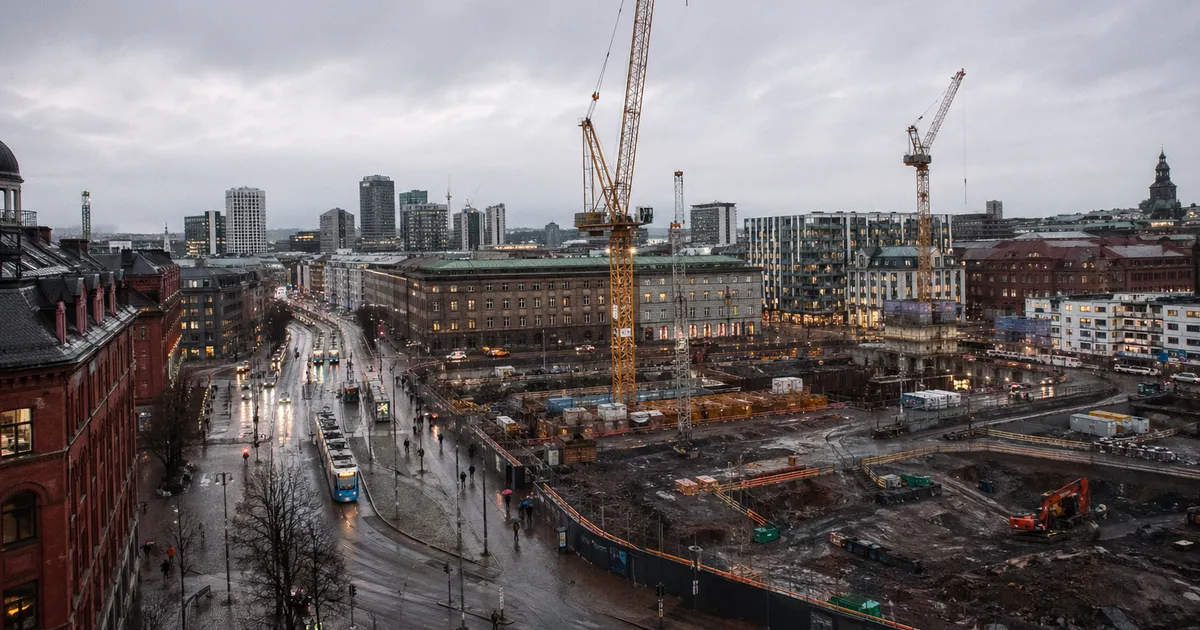 Göteborgs centrum med byggkranar och pågående infrastrukturarbete under molnig himmel