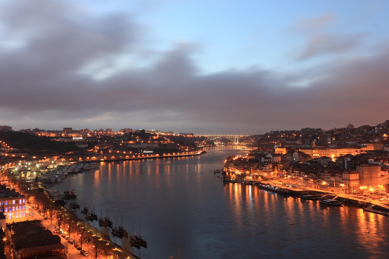 Färgglada hus längs floden Douro i Porto