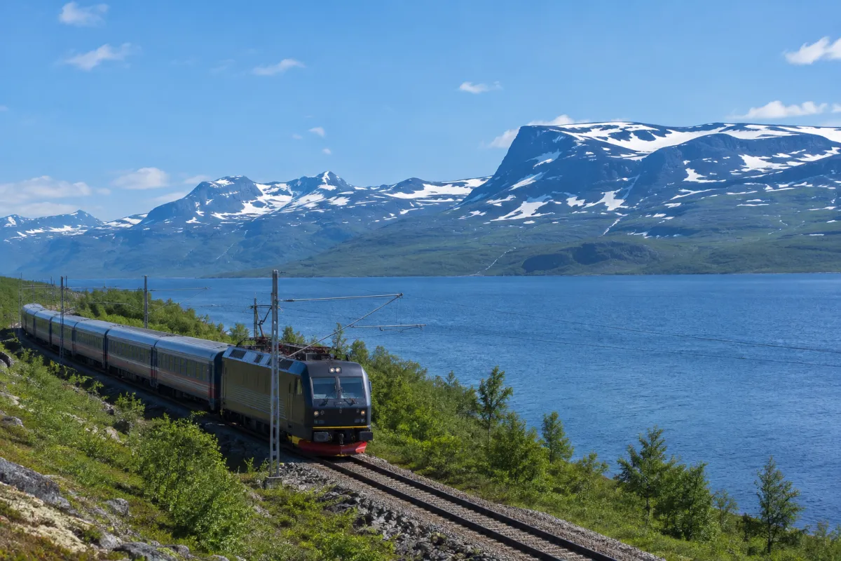 Persontåg på Malmbanan längs Torneträsk nära Abisko
